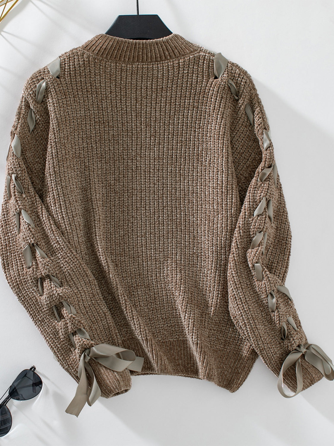 Ribbed sweater with long sleeves and round neck