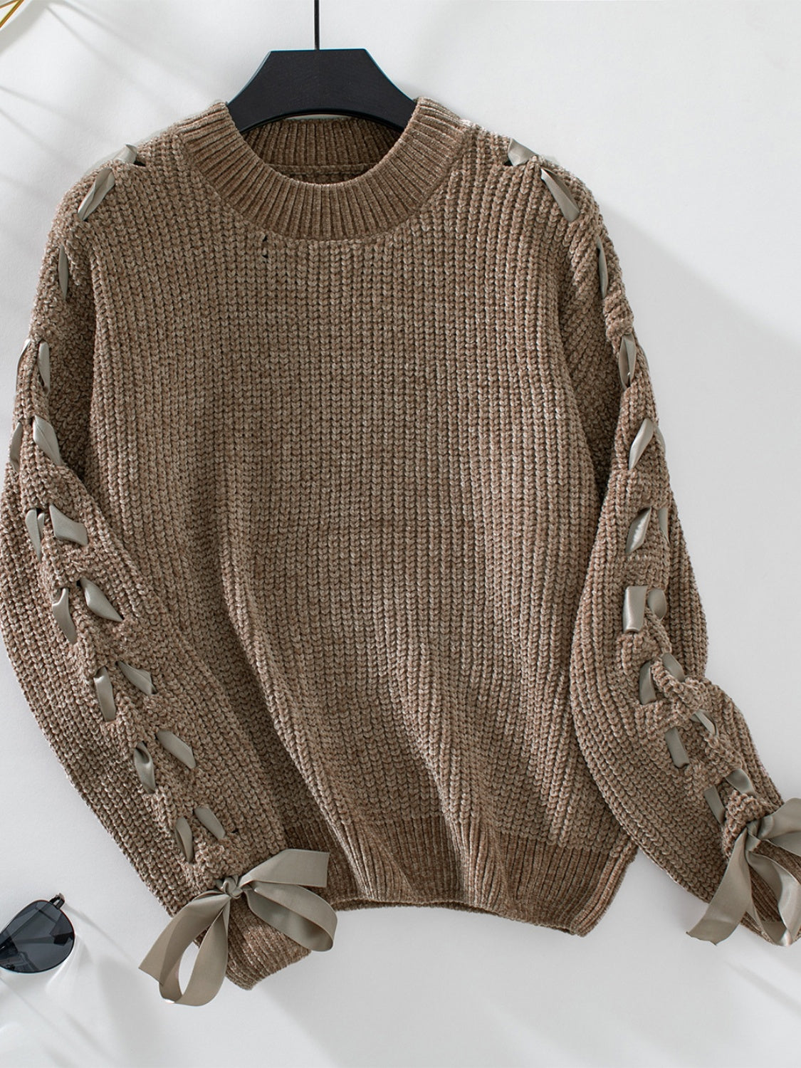Ribbed sweater with long sleeves and round neck