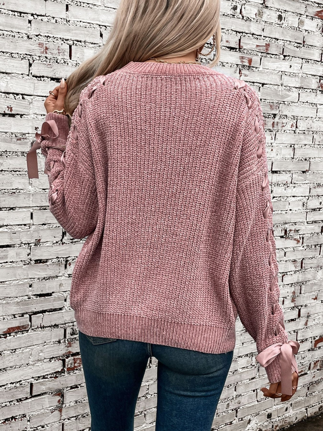 Ribbed sweater with long sleeves and round neck